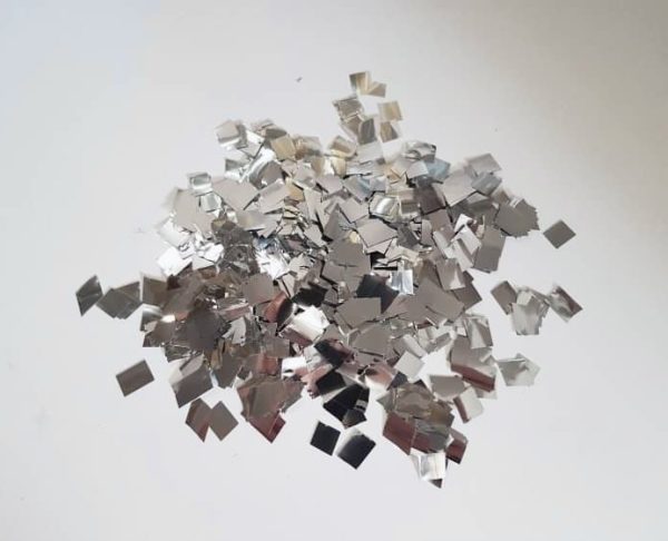 Läbipaistev konfettidega "hõbedased ruudud"